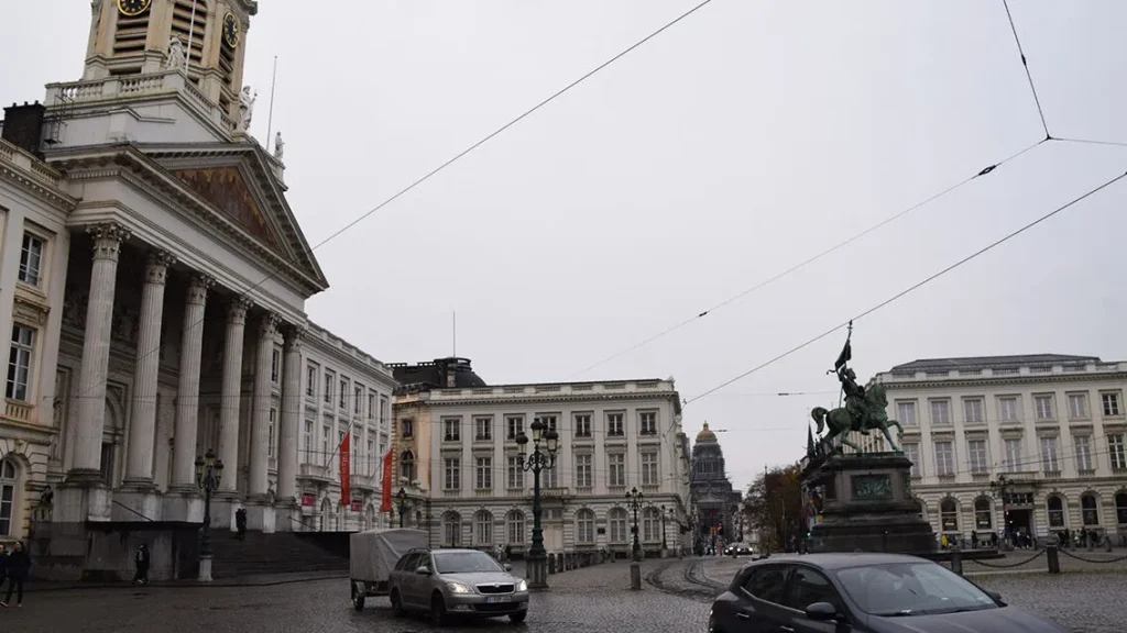 Plaza histórica de Bruselas con edificios de arquitectura neoclásica.