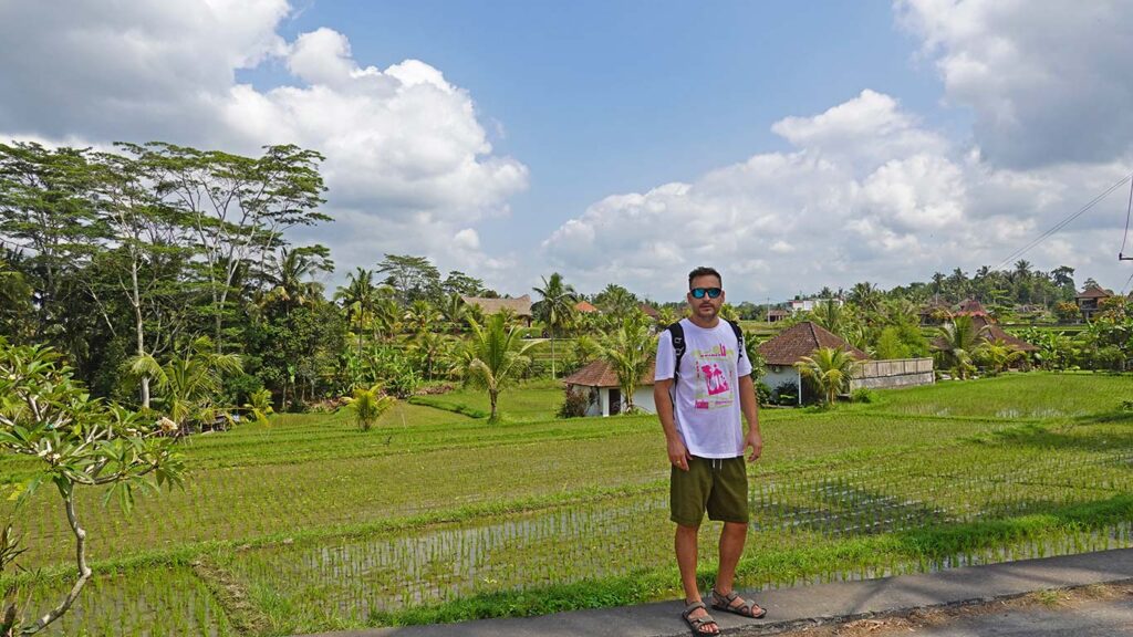 Joan caminando entre los campos de arroz verdes en los alrededores de Ubud.