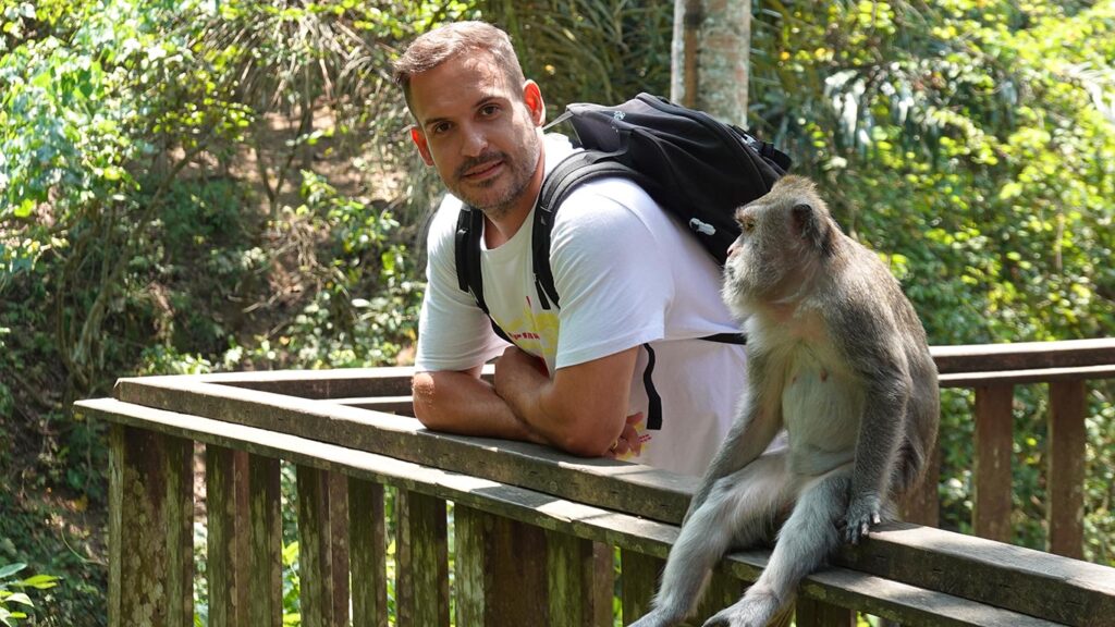 Joan observando a un macaco de cola larga en libertad en el Monkey Forest de Ubud.