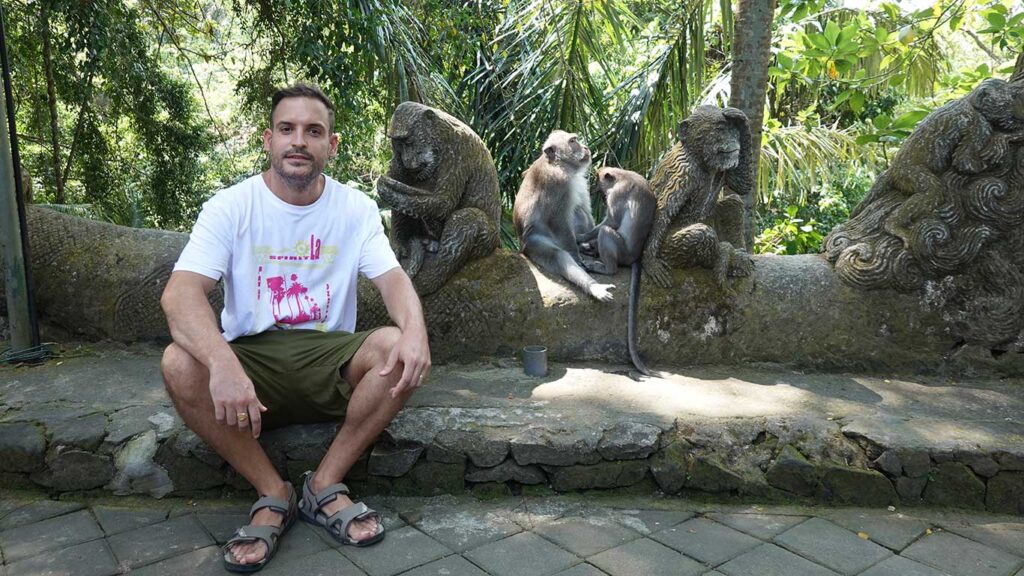 Joan observando de cerca a un mono en el Monkey Forest de Ubud.