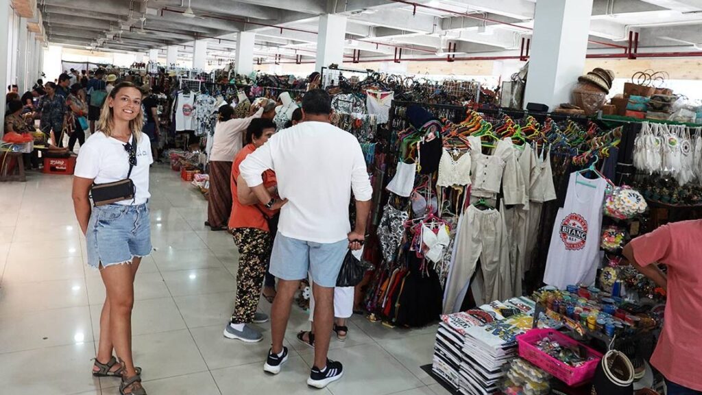Noelia comprando souvenirs en los puestos del Ubud Traditional Art Market.
