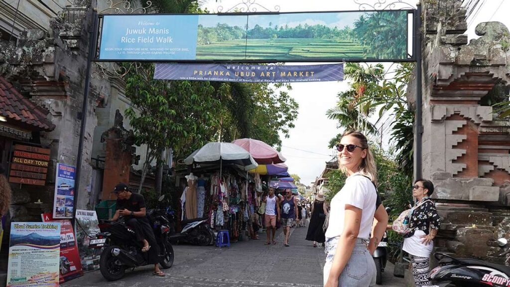 Noelia en la entrada de la calle comercial del Priyanka Art Market en Ubud.