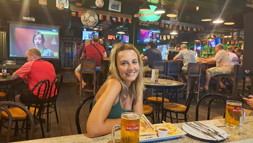 Noelia disfrutando de la cena en un restaurante del animado ambiente de Kuta.