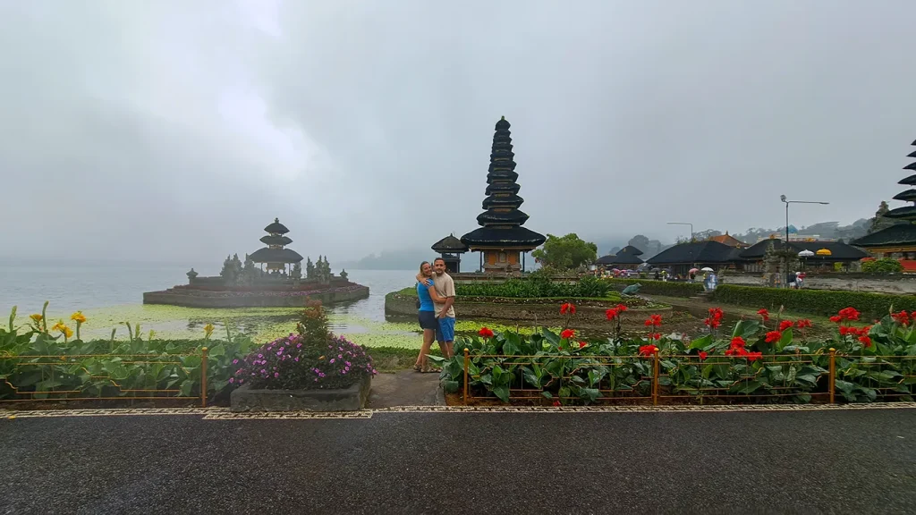 Noelia y Joan con paraguas visitando el templo marino de Tanah Lot lloviendo.