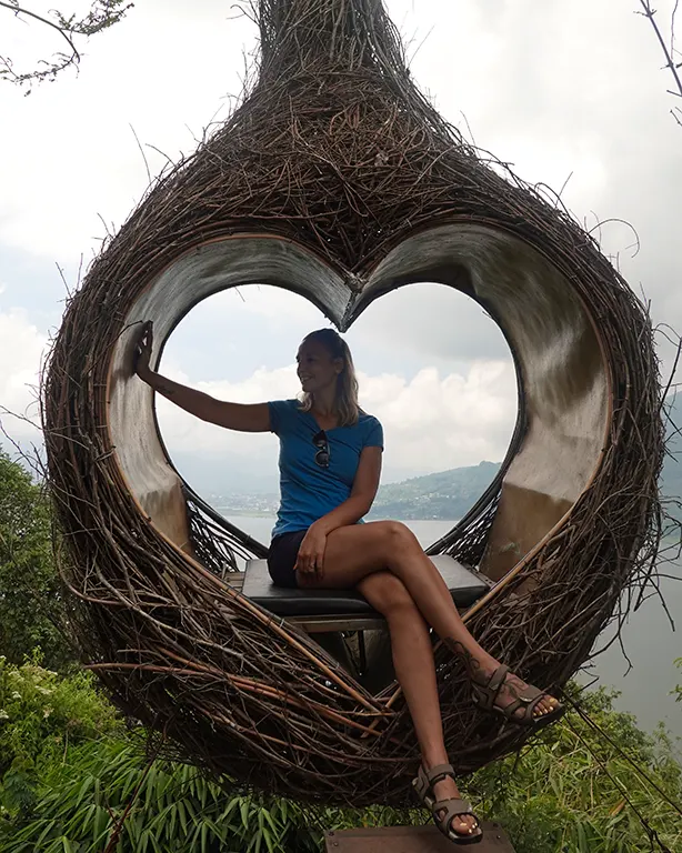 Noelia en un columpio turístico en Wanagiri Hidden Hill con vistas a la selva de Wanagiri Hidden Hill del norte de Bali.