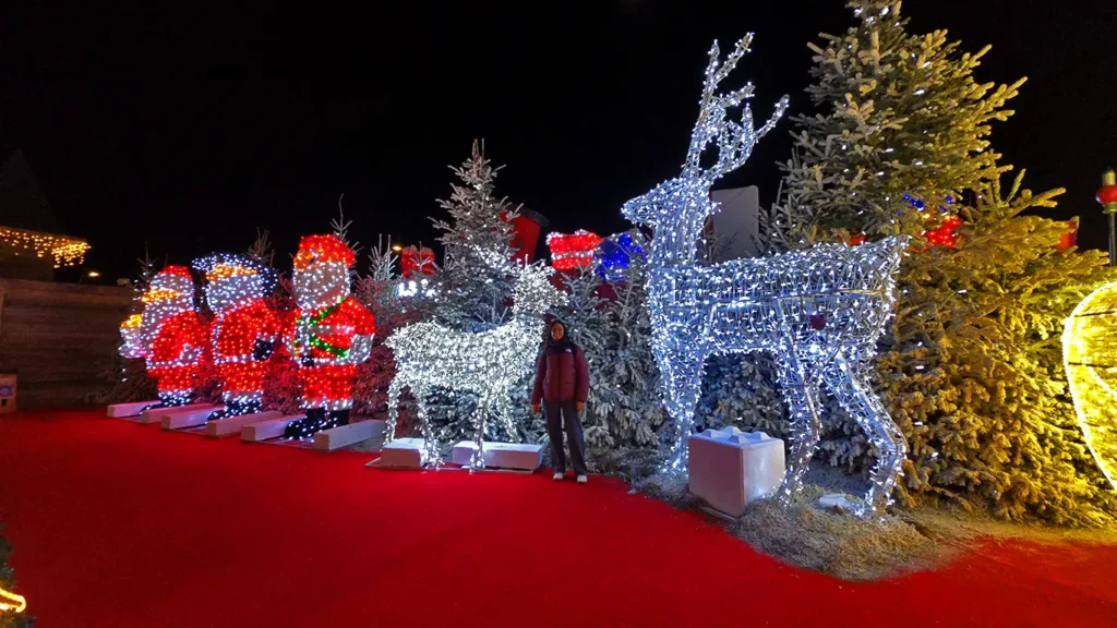 Renos y regalos luminosos en el Village de Noël de Le Barcarès.