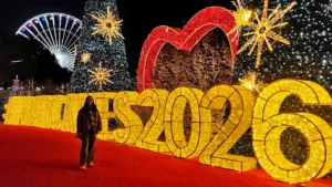Cartel luminoso Barcarès 2026 en el Village de Noël.