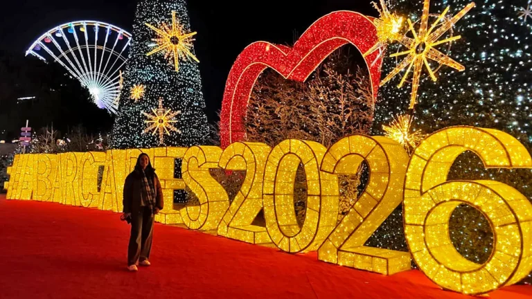 Cartel luminoso Barcarès 2026 en el Village de Noël.