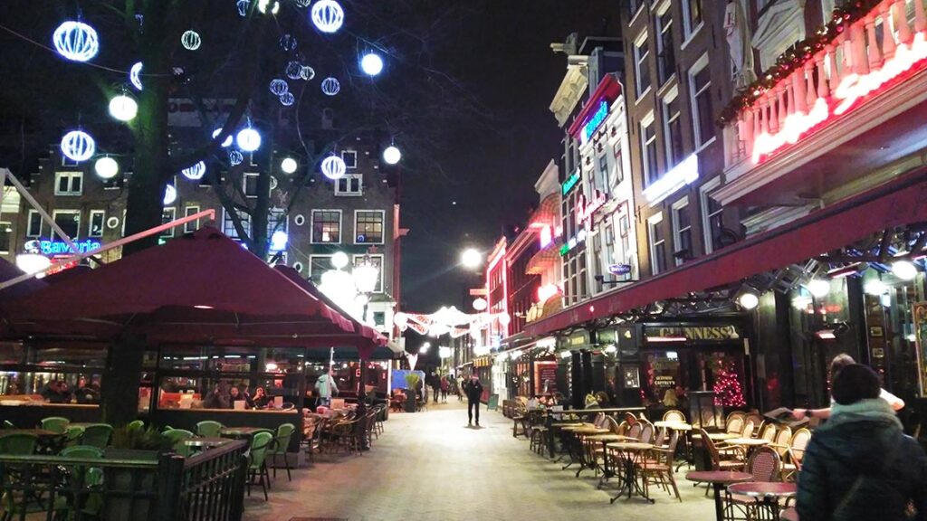 Calle del centro de Ámsterdam con luces y decoración de Navidad.