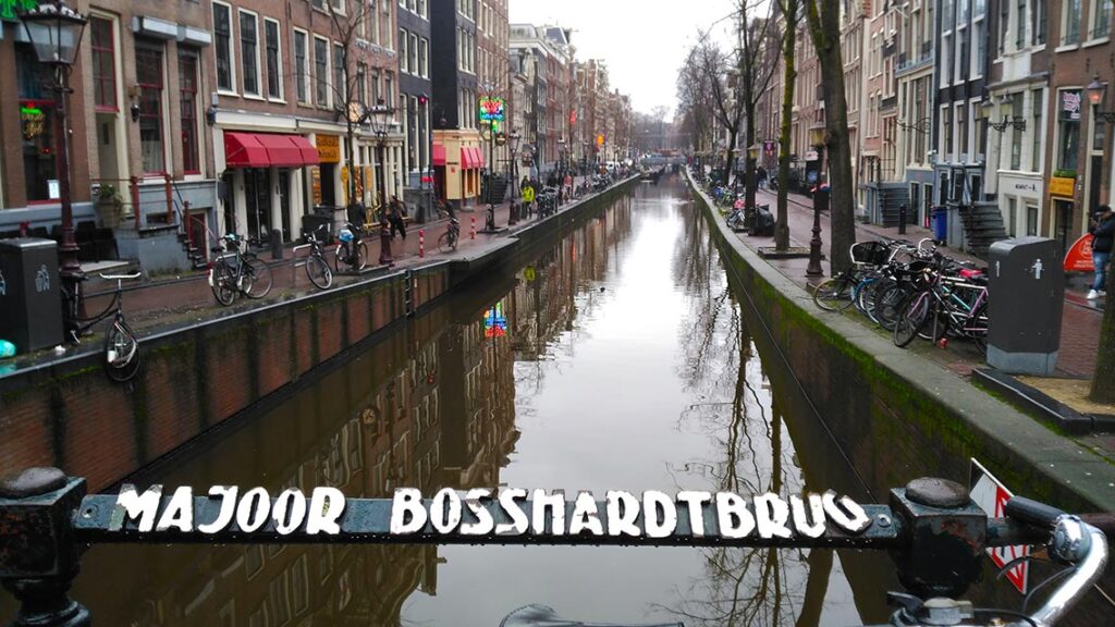 Canal de Ámsterdam con decoración navideña y mensaje de Major Bosshardtprijs.