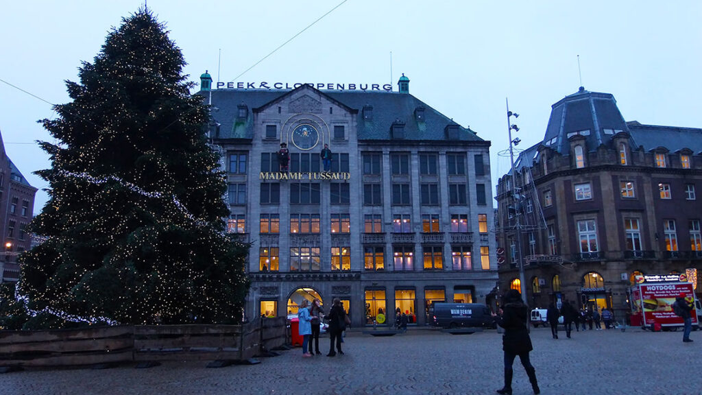 Decoración navideña de Plaza Dam con el Palacio Real de Ámsterdam.