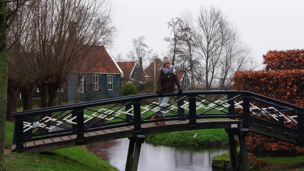 Puente de madera y casas tradicionales de Zaanse Schans.