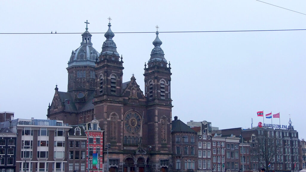 Basílica de San Nicolás de Ámsterdam durante el invierno.