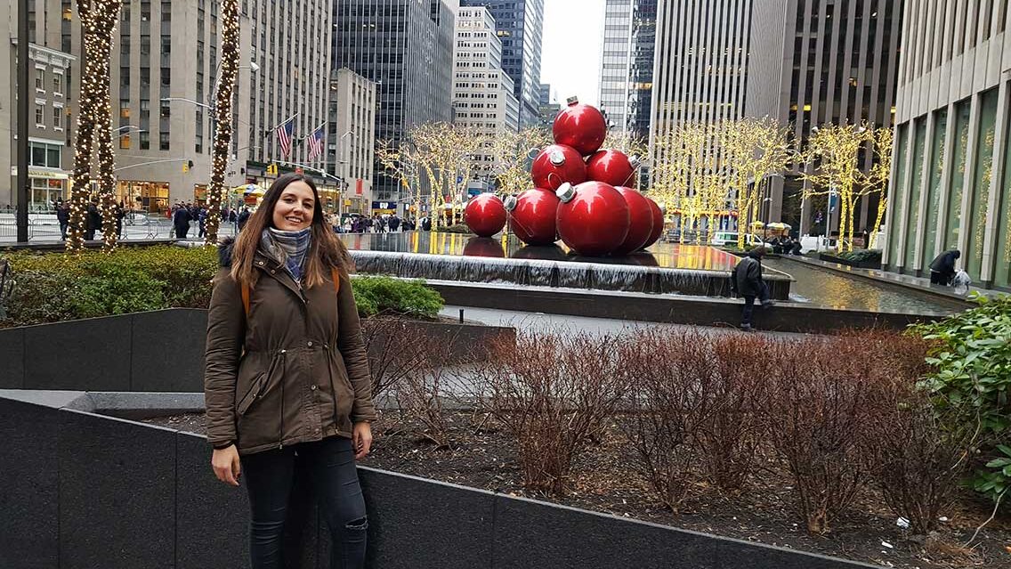 Bolas rojas enfrente de Radio City