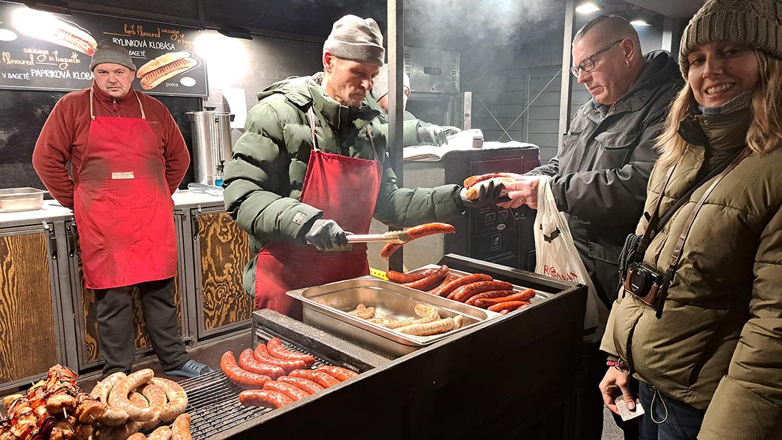Comer en los puestos callejeros de los mercadillos