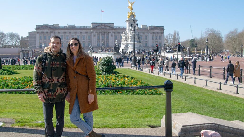 Pareja de viajeros frente al Palacio de Buckingham en Londres.