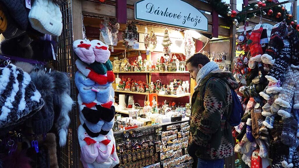 Mirando los puestos del mercadillo de Navidad