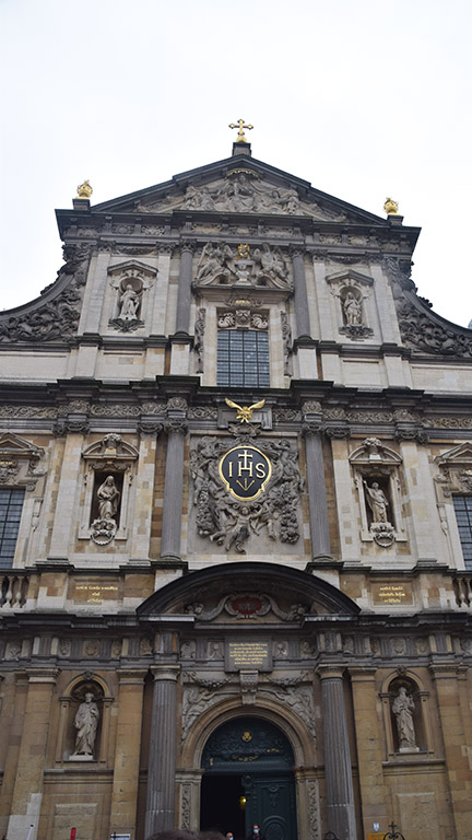 Fachada de la iglesia