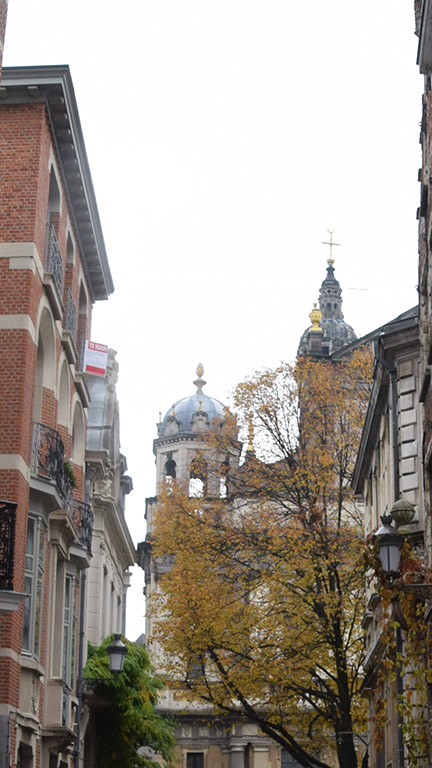 Iglesia desde la calle de acceso