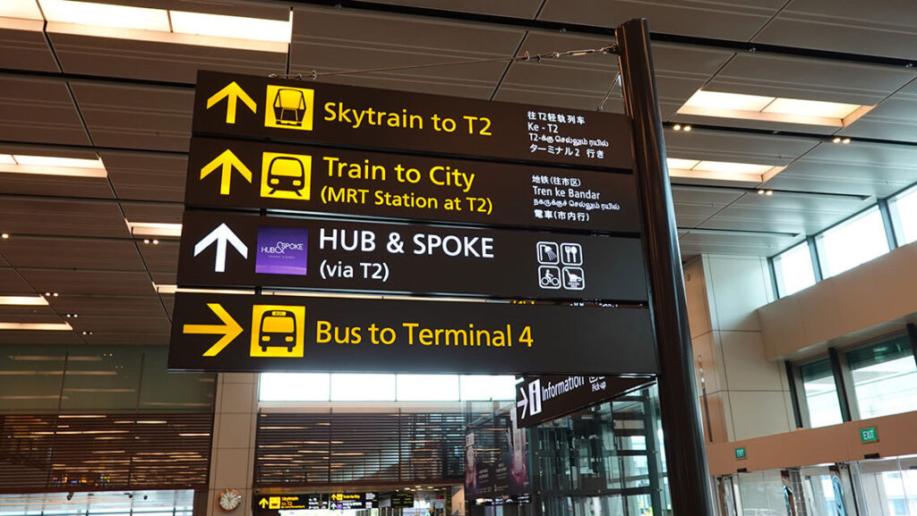 Carteles informativos dentro del aeropuerto.
