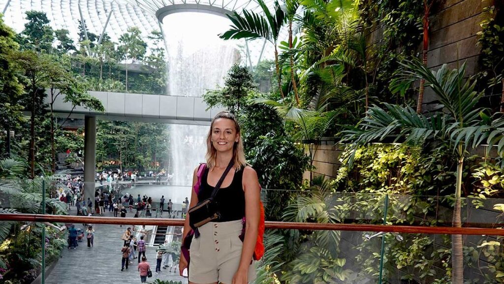Forest Valley junto a la Rain Vortex en Jewel Changi.