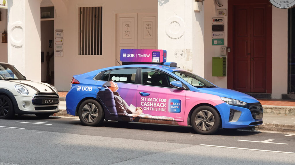 Vehículo de Grab circulando por Singapur.