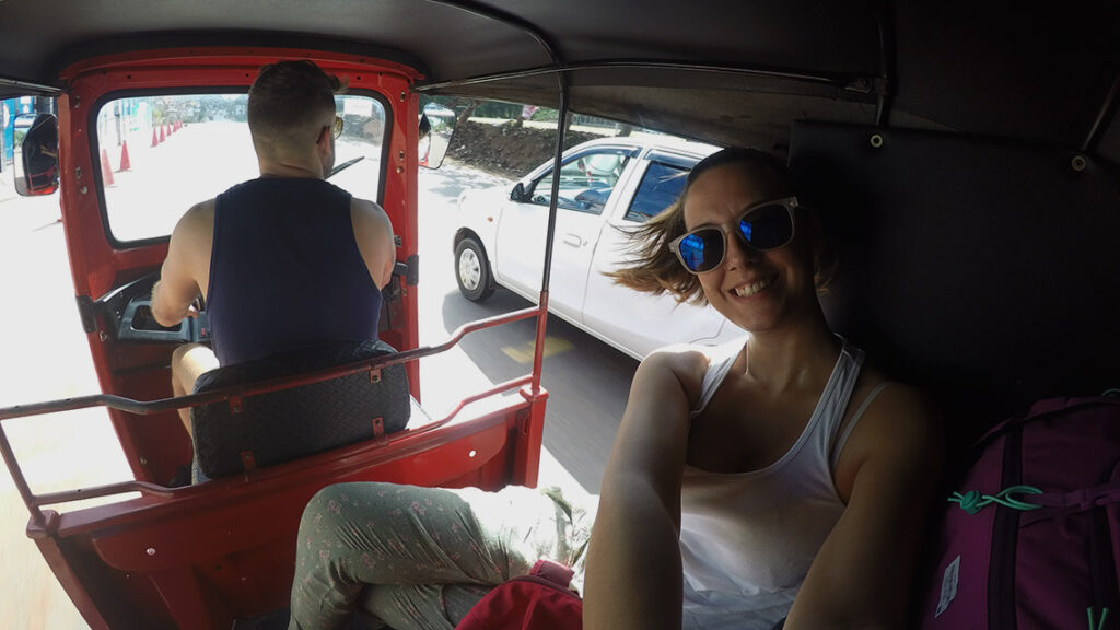 Viaje en tuk-tuk durante nuestra ruta por Sri Lanka.