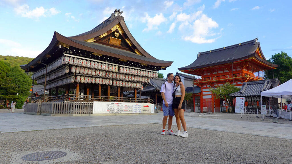 Noelia y Joan posando en un santuario tradicional del barrio de Gion en Kioto.