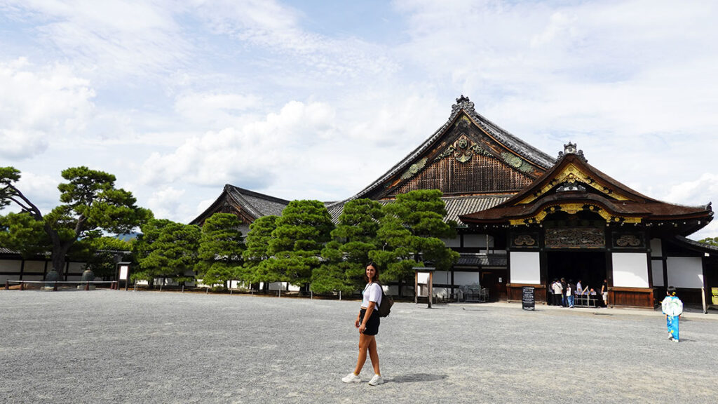Noelia caminando por los jardines del histórico Castillo Nijo de Kioto.