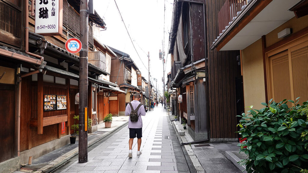 Joan paseando por las históricas calles de madera del barrio de Gion al atardecer.