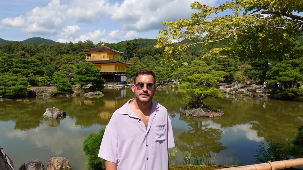 Joan con el espectacular Kinkaku-ji (Pabellón Dorado) de fondo en Kioto.