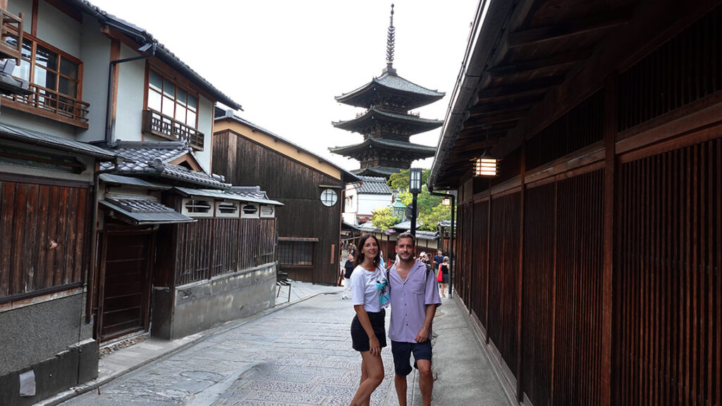 Noelia y Joan junto a la famosa pagoda de madera de Yasaka en Higashiyama.