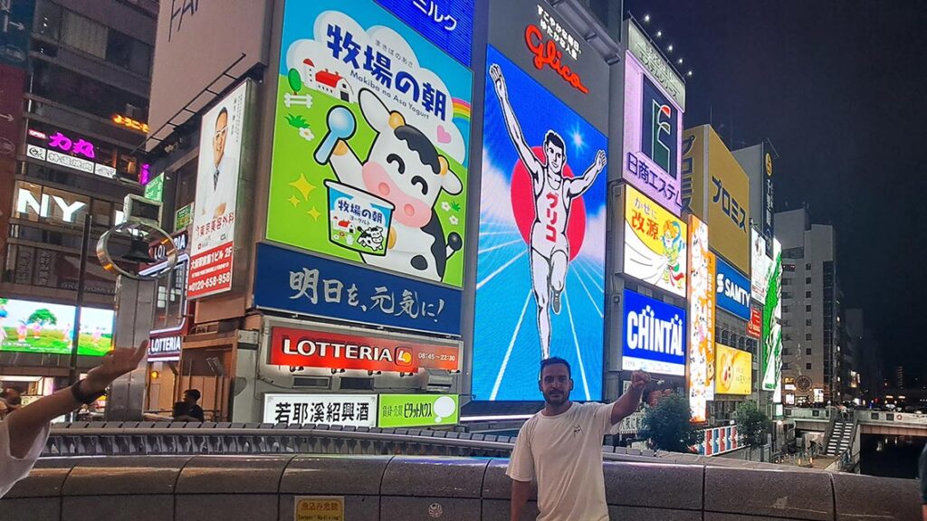 oan posando en Dotonbori, el corazón de Osaka para encontrar tu hotel.