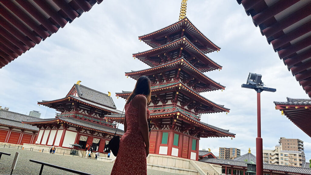 Templo Shitennoji en Tennoji, un barrio con opciones de alojamiento económico.