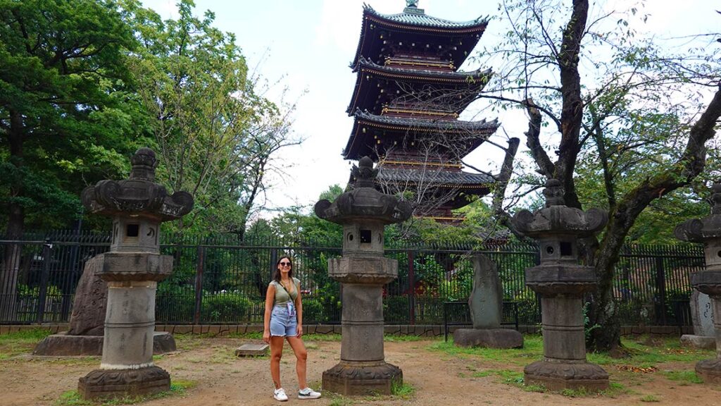Noelia en la pagoda de 5 pisos del parque de Ueno
