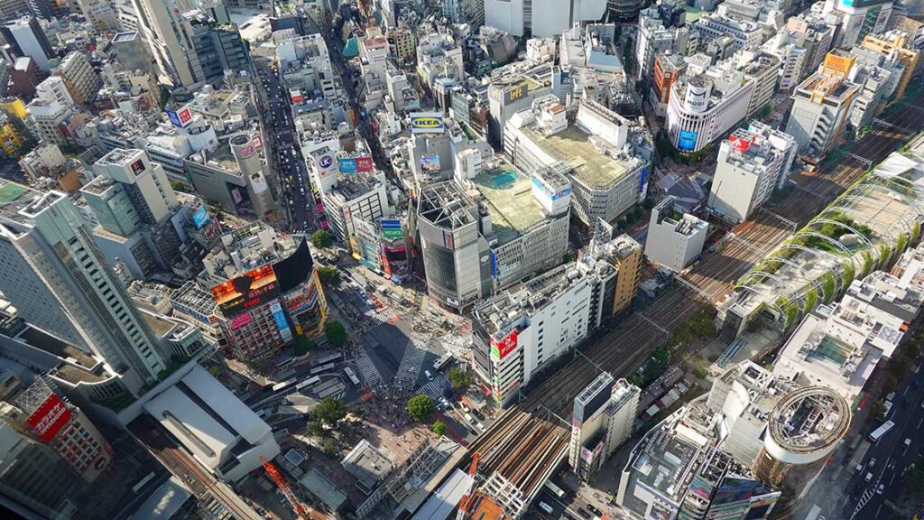 Cruce de Shibuya y gente cruzando en Tokio