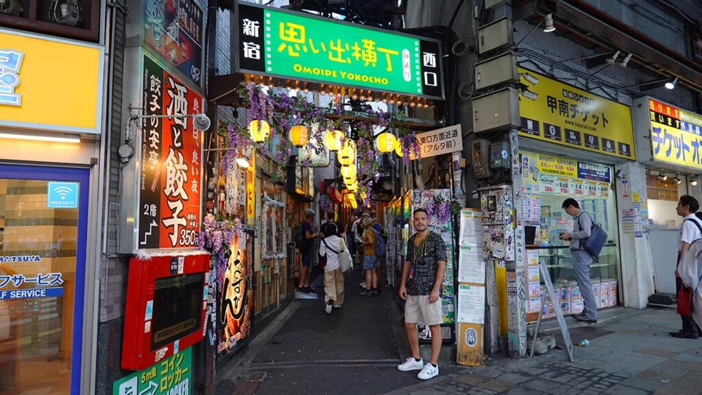 Calle Omoide Yokocho con farolillos y ambiente nocturno en Shinjuku
