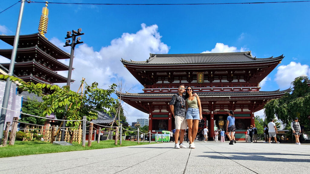 Templo Senso-ji en Asakusa Tokio al amanecer sin turistas
