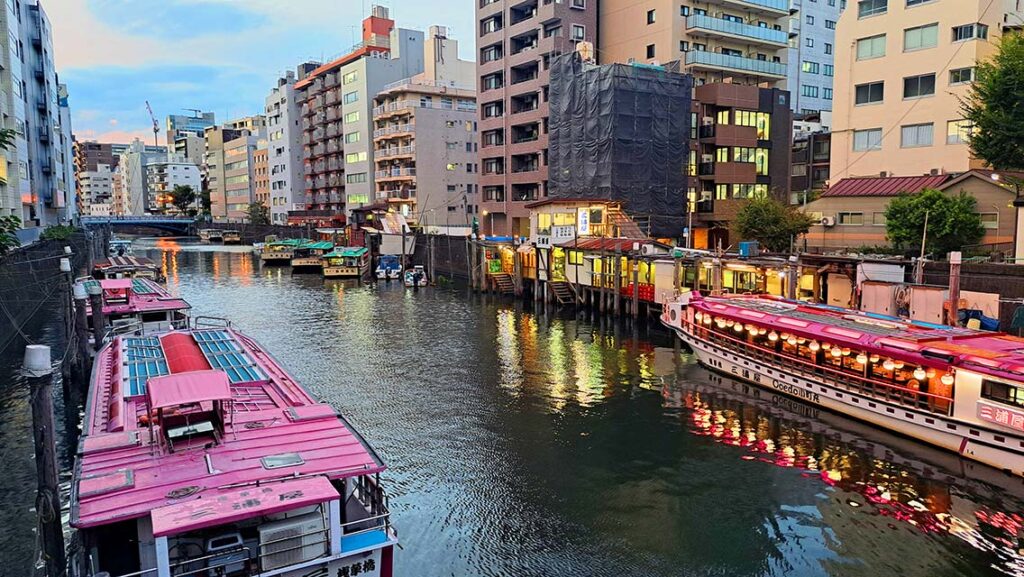 Hotel APA Asakusabashi Ekimae exterior y zona de restaurantes tradicionales
