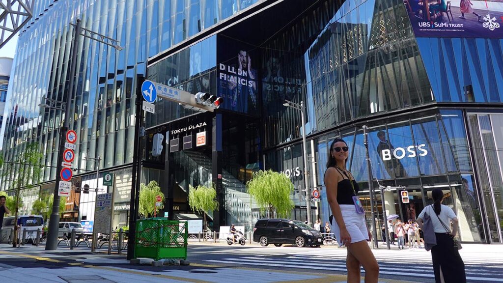 Boutiques de lujo y arquitectura moderna en el barrio de Ginza Tokio
