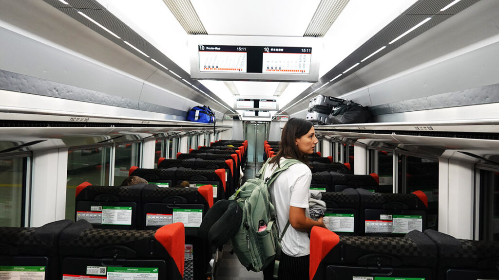 Noelia en el Interior de un tren bala Shinkansen