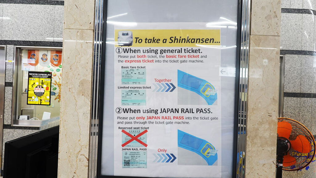Cartel informativo de como introducir los billetes JR del tren en los tornos