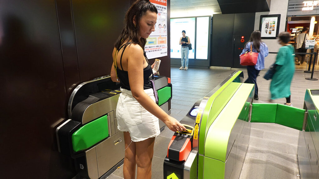 Noelia pasando el JR Pass por los tornos