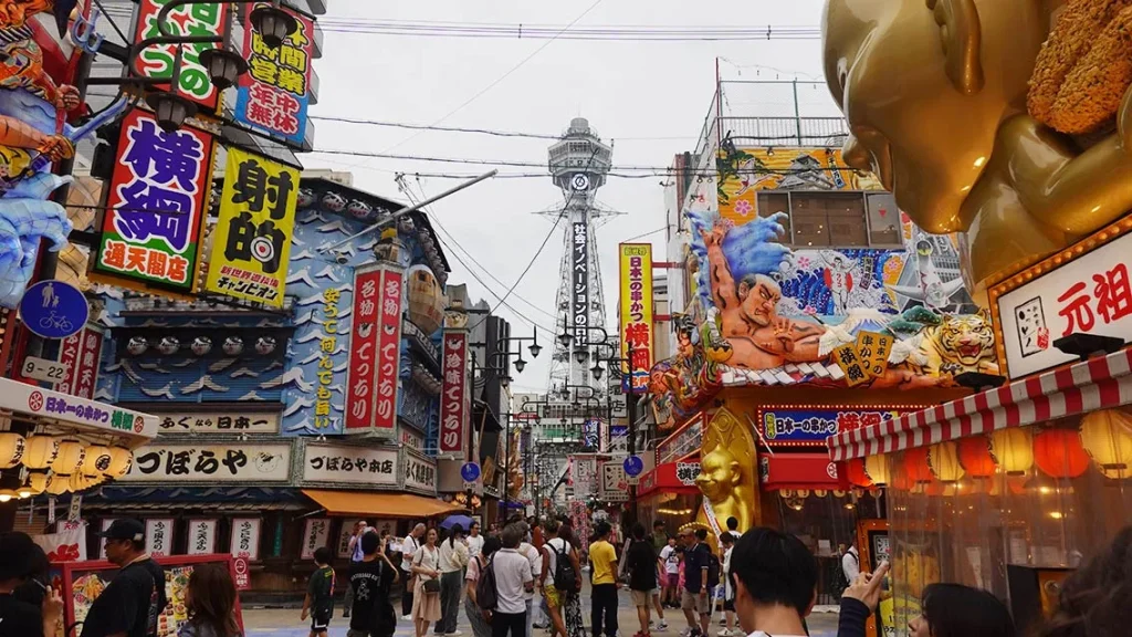 Torre Tsutenkaku y restaurantes de Shinsekai, zona a evitar para alojarse.