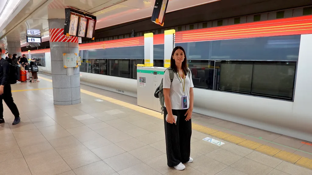 Noelia en el andén de una estación de Japón