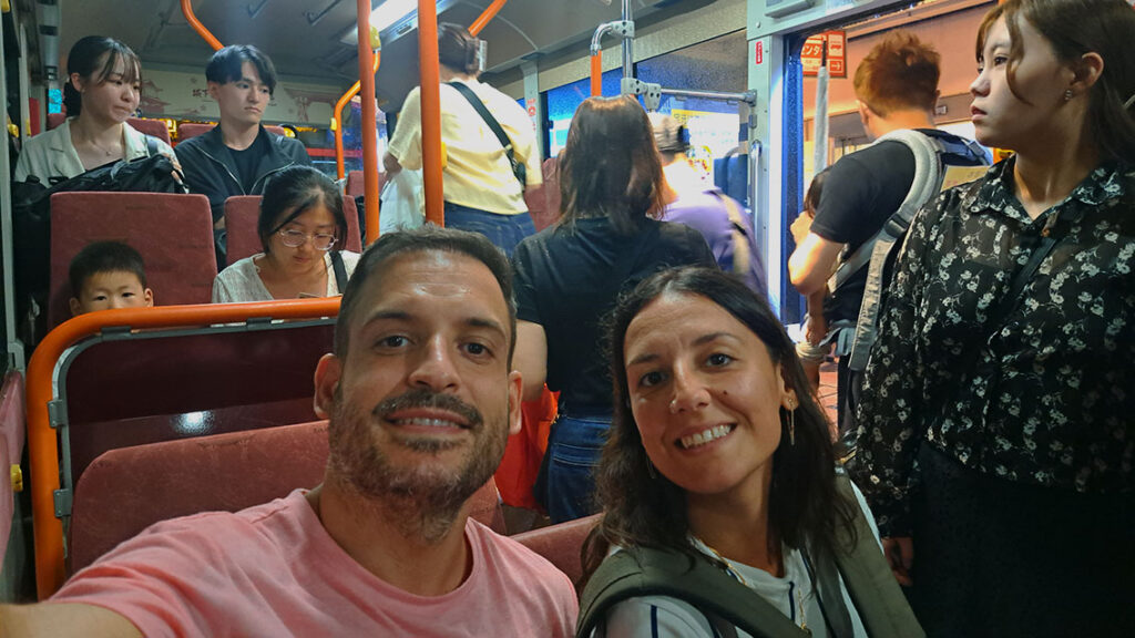 Interior de un autobús local en Kioto 