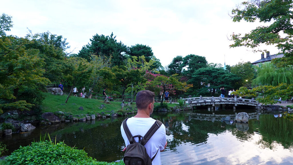 Joan en el jardín de un templo Yasaka Jinja, Kioto