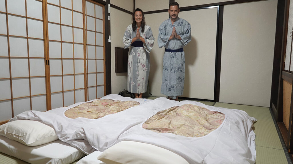 Noelia y Joan en una habitación de Ryokan con las camas de futón, Takayama