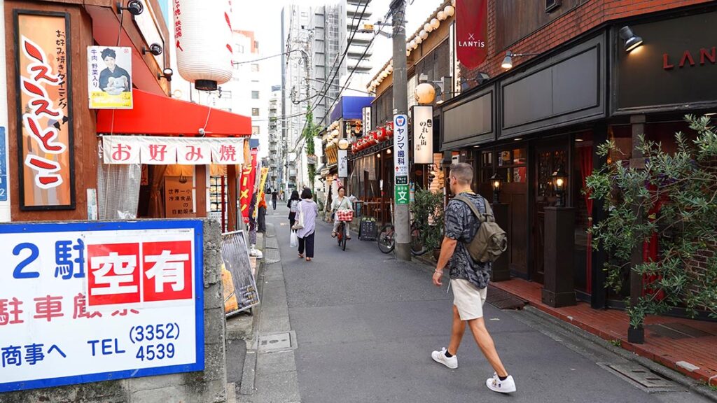 Joan paseando por la zona de Asakusa en Tokio