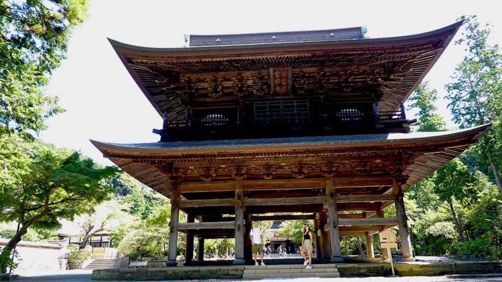 Nosotros en la entrada de un templo de Kamakura